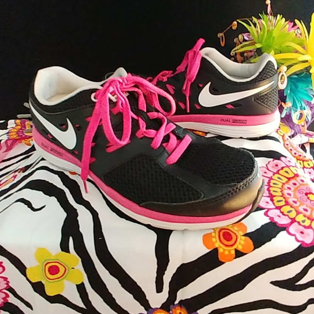 Nike tennis shoes sz 6Y